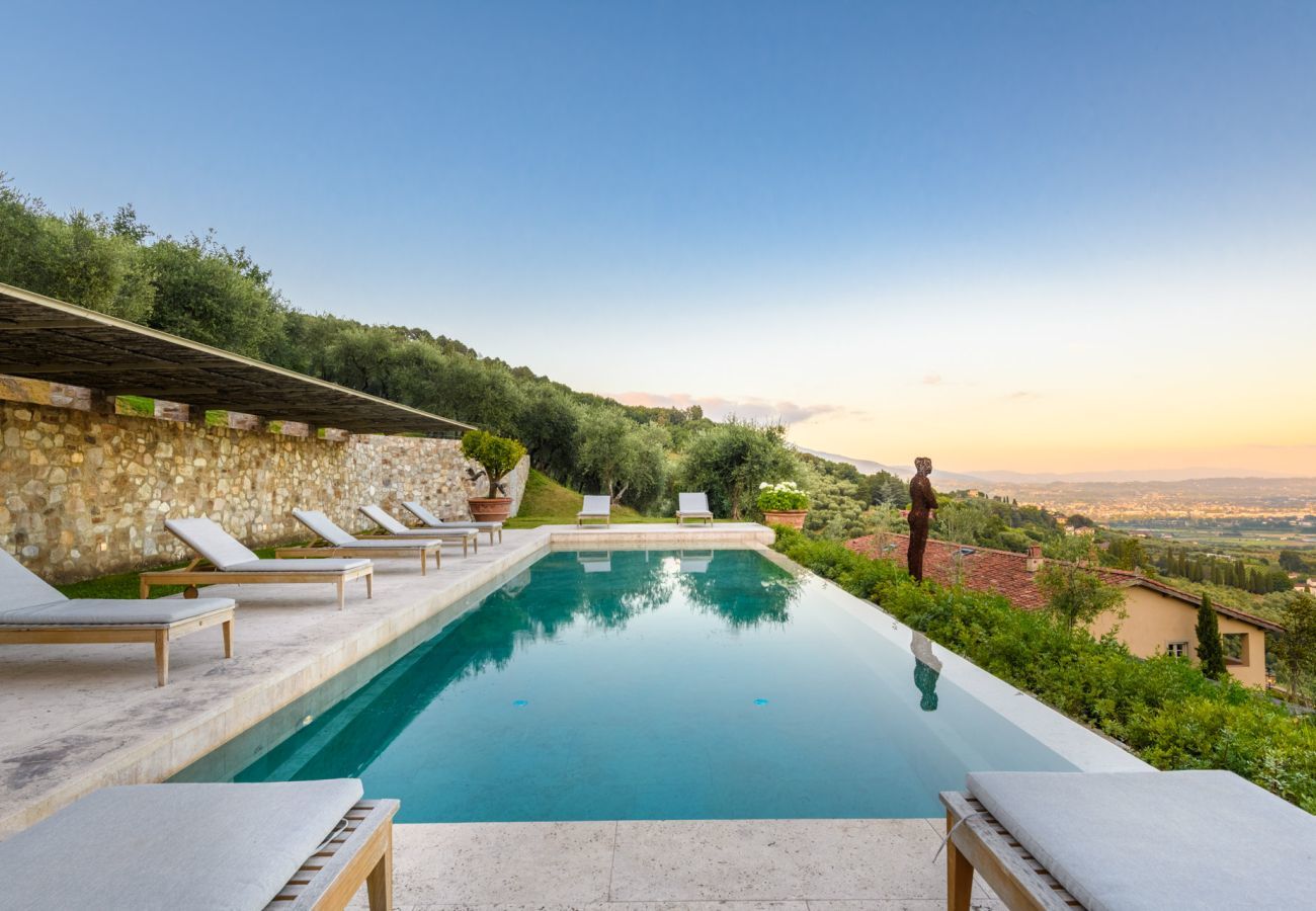 Villa in Lucca - Villa Sunset, Luxury Farmhouse with Infinity Pool and Incredible Views in Lucca