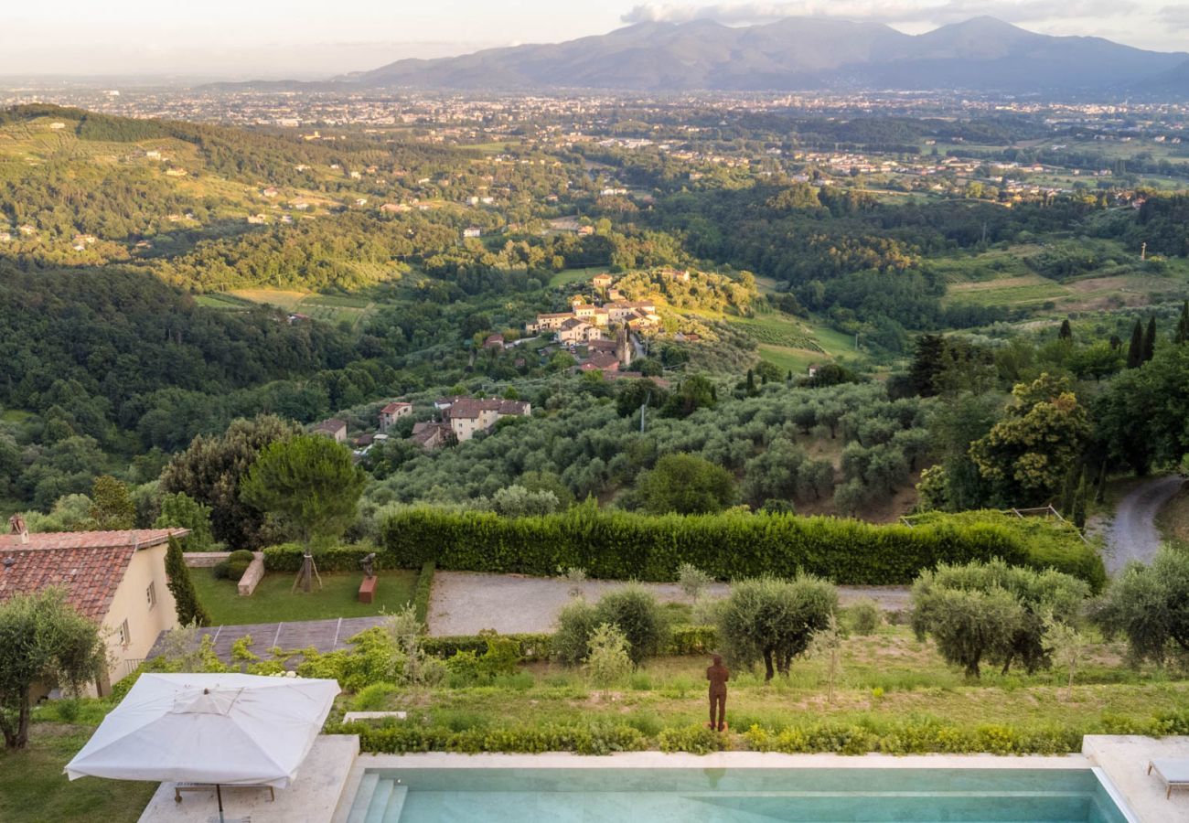 Villa in Lucca - Villa Sunset, Luxury Farmhouse with Infinity Pool and Incredible Views in Lucca