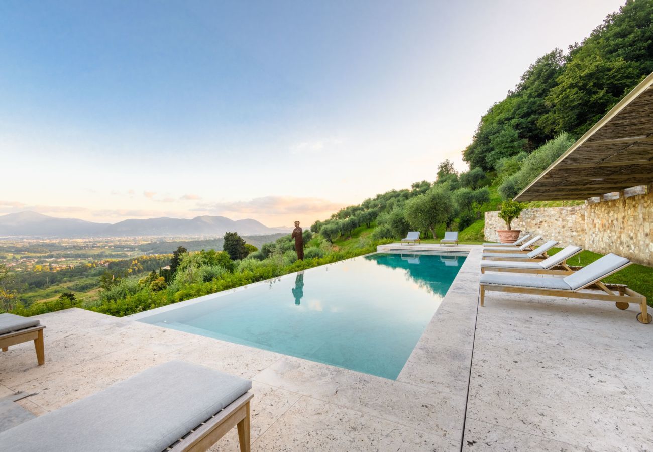 Villa in Lucca - Villa Sunset, Luxury Farmhouse with Infinity Pool and Incredible Views in Lucca