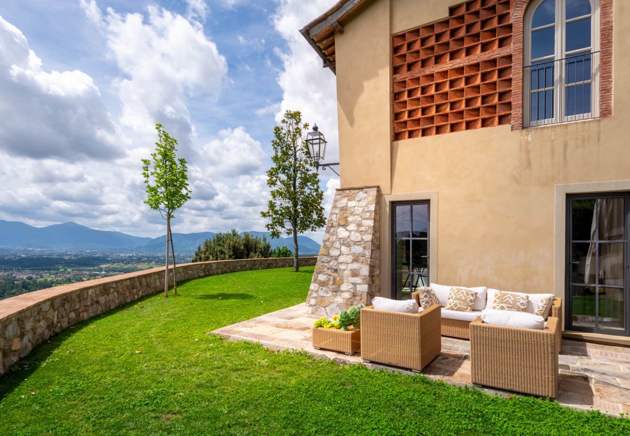 Villa in Lucca - Villa Sunset, Luxury Farmhouse with Infinity Pool and Incredible Views in Lucca