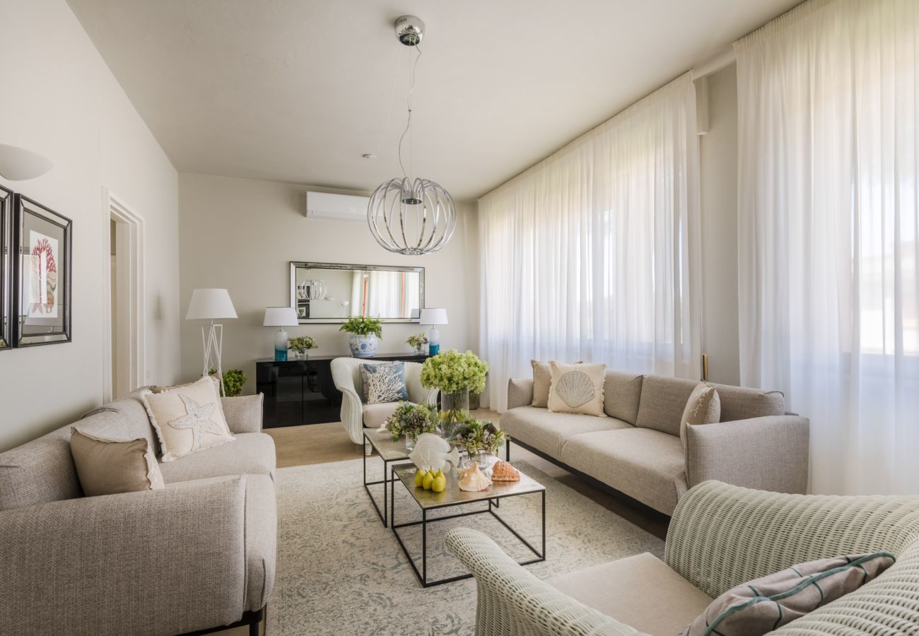 Ferienwohnung in Lido di Camaiore - Experience  Beachfront Coastal Elegance at Ocean Breeze