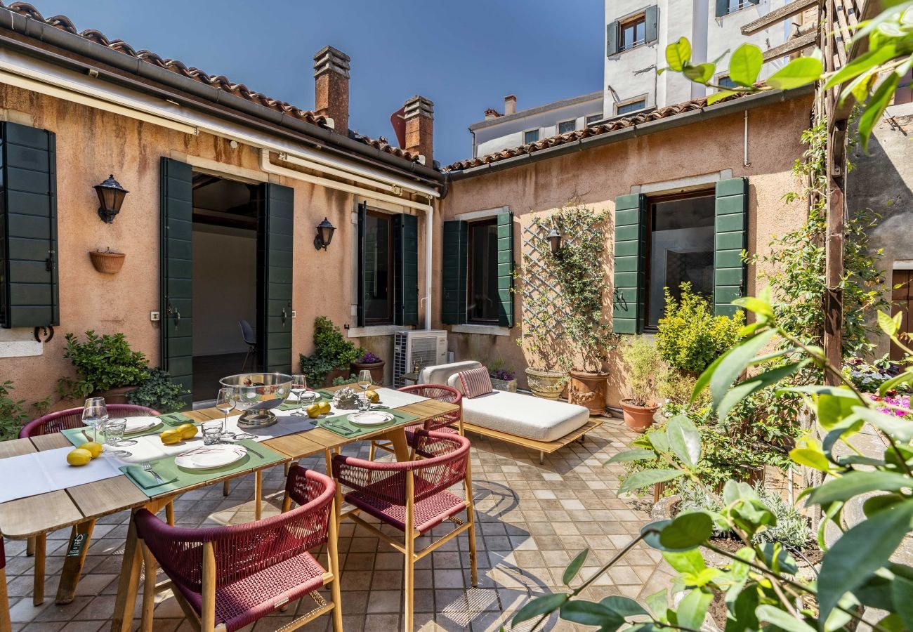 Ferienwohnung in Venedig - San Barnaba Apartment with Terrace R&R 