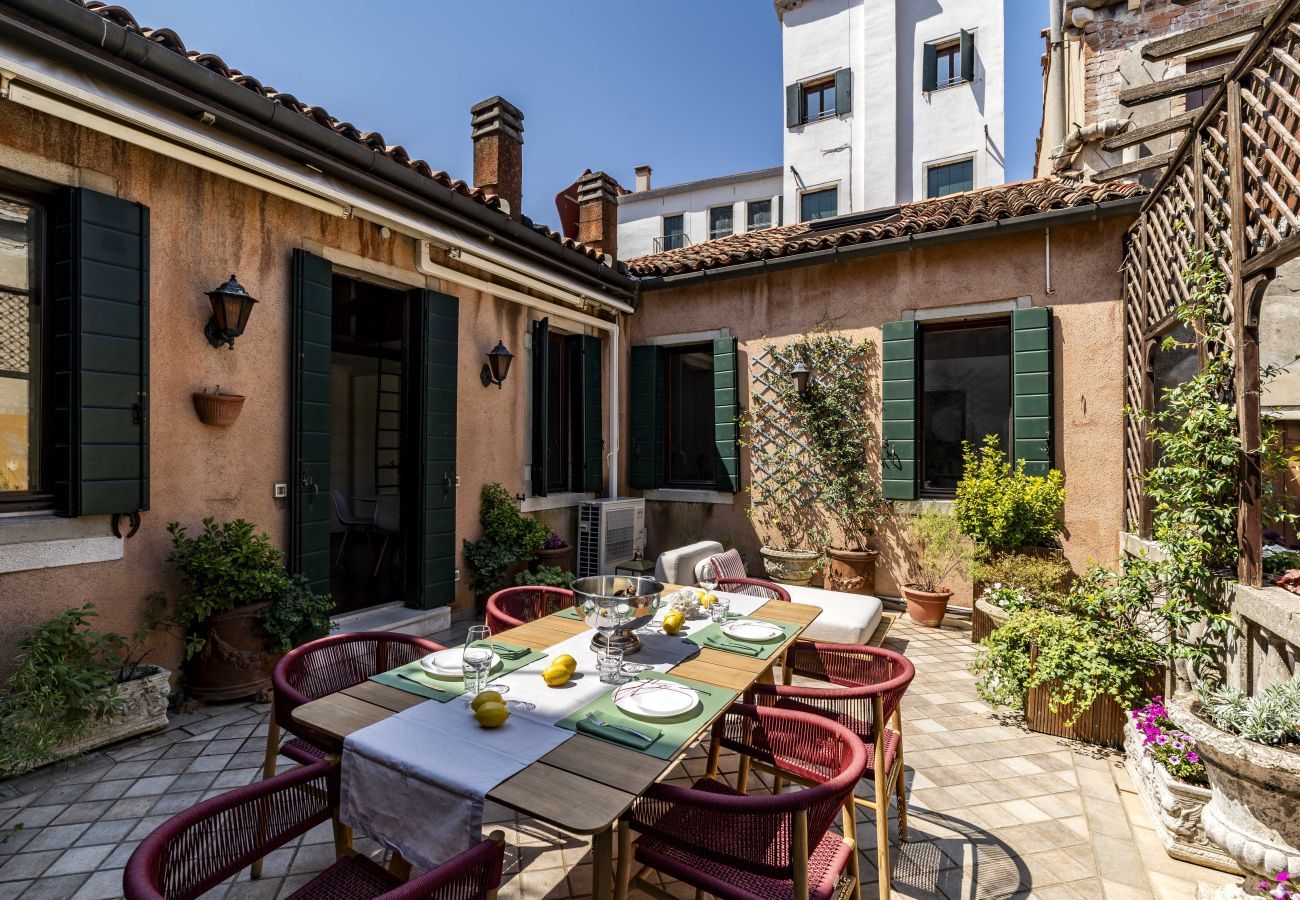 Ferienwohnung in Venedig - San Barnaba Apartment with Terrace R&R 