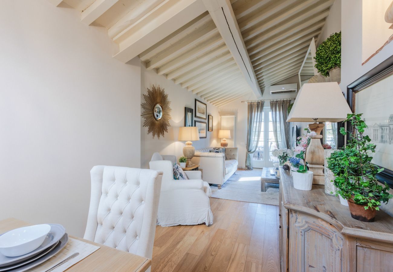 Apartment in Lucca - Unwind Yourself on a Panoramic Terrace inside Lucca