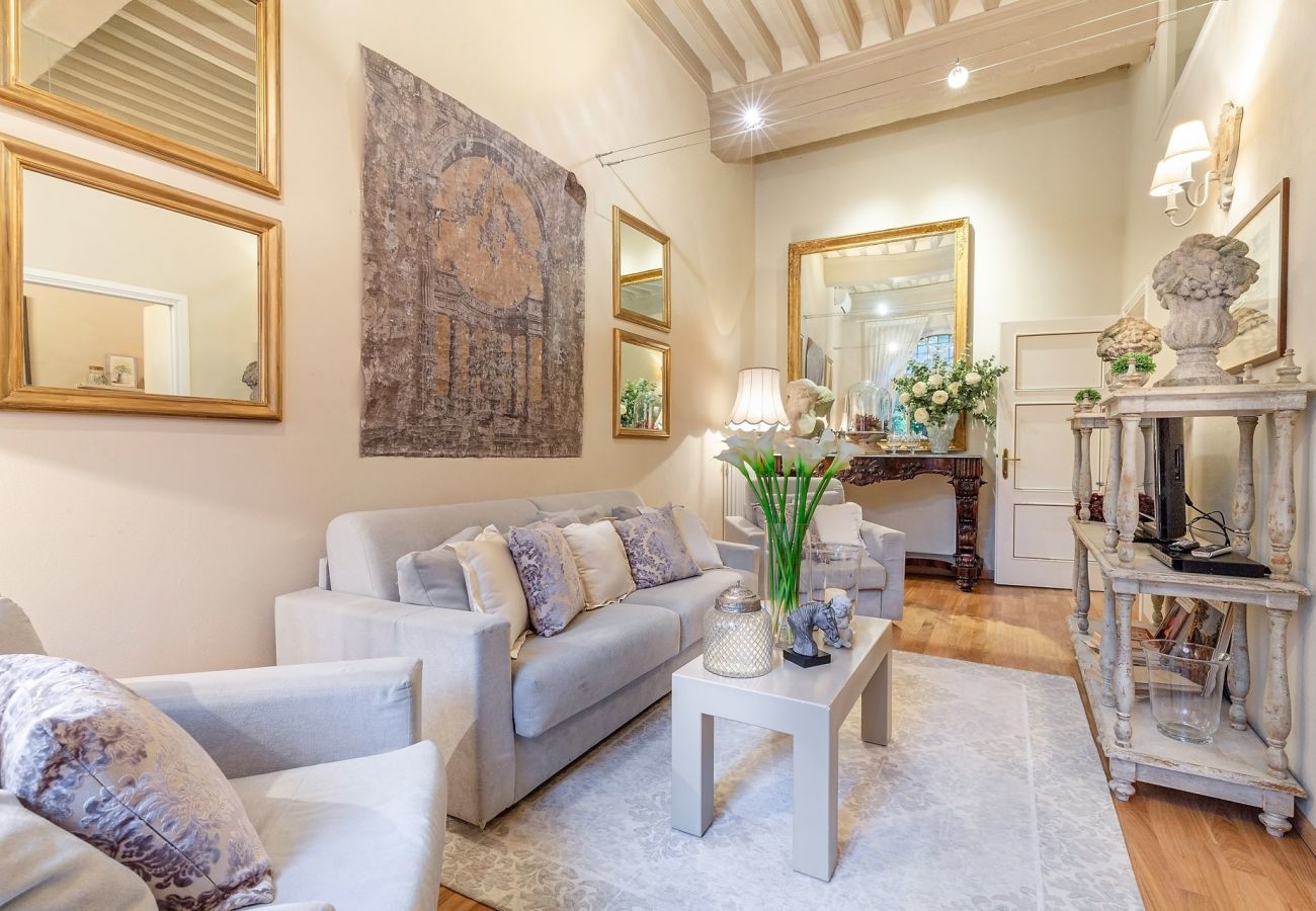 Apartment in Lucca - Charming Apartment with Garden overlooking the Cathedral inside the Lucca Walls