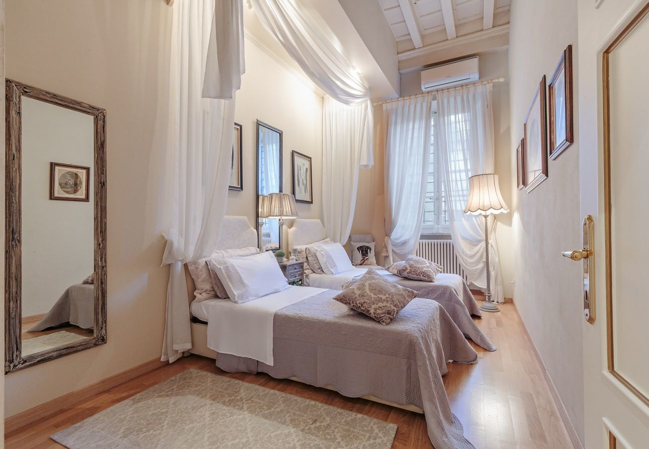 Apartment in Lucca - Charming Apartment with Garden overlooking the Cathedral inside the Lucca Walls