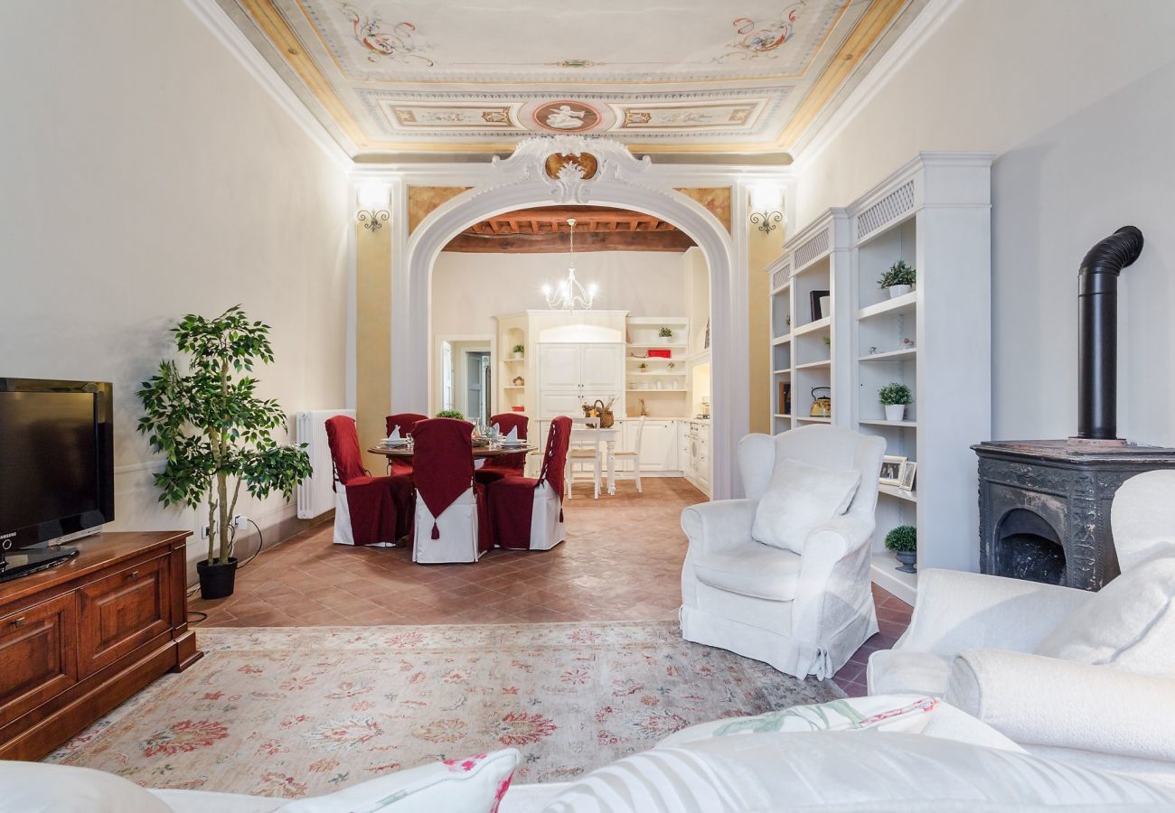 Apartment in Lucca - BEYOND THE EXTRAORDINARY Romantic Quiet Spacious Apartment Next to Guinigi Tower