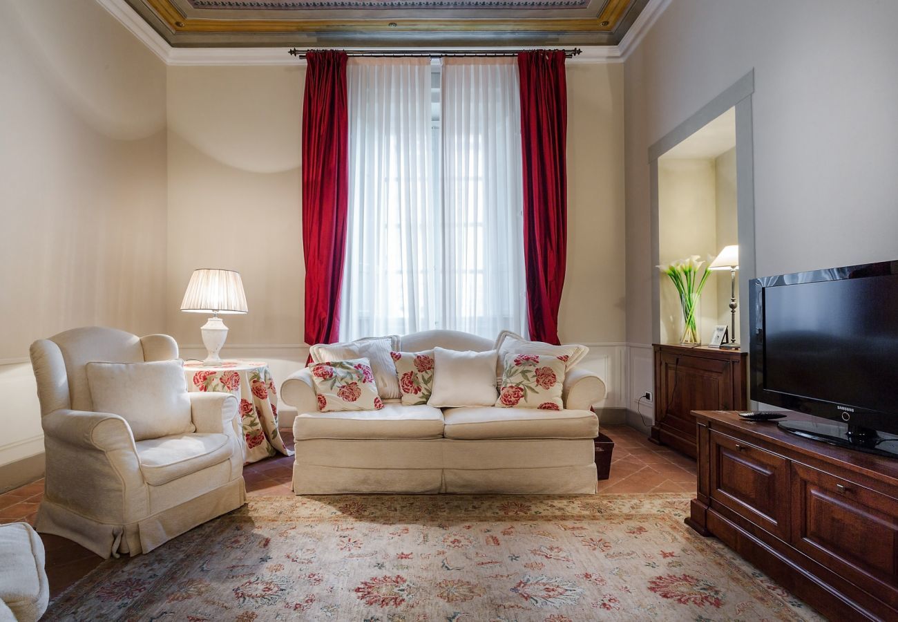 Apartment in Lucca - BEYOND THE EXTRAORDINARY Romantic Quiet Spacious Apartment Next to Guinigi Tower