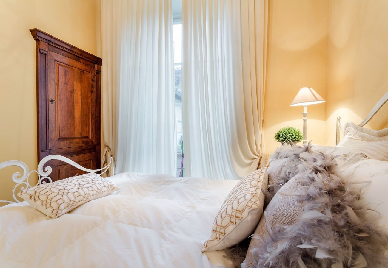 Apartment in Lucca - BEYOND THE EXTRAORDINARY Romantic Quiet Spacious Apartment Next to Guinigi Tower