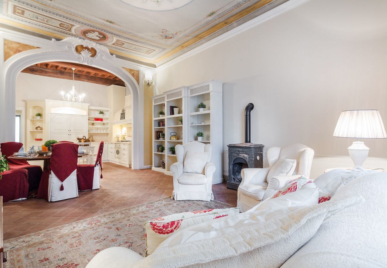 Apartment in Lucca - BEYOND THE EXTRAORDINARY Romantic Quiet Spacious Apartment Next to Guinigi Tower