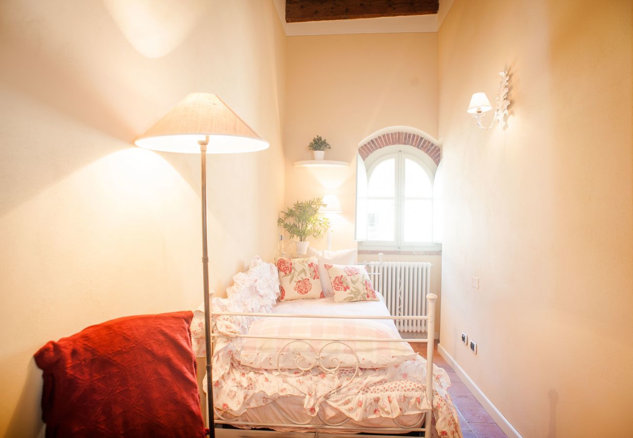 Apartment in Lucca - BEYOND THE EXTRAORDINARY Romantic Quiet Spacious Apartment Next to Guinigi Tower