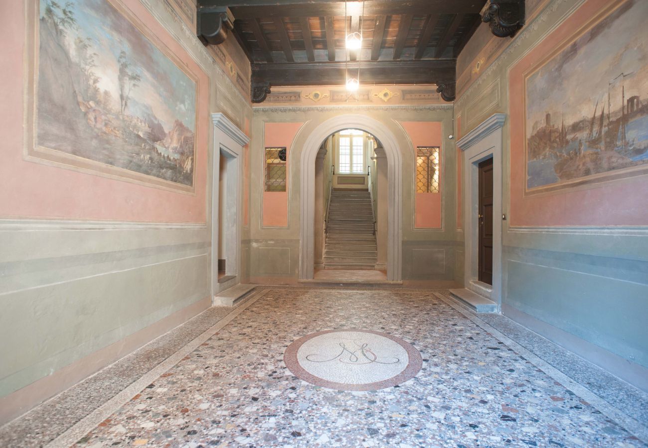 Apartment in Lucca - BEYOND THE EXTRAORDINARY Romantic Quiet Spacious Apartment Next to Guinigi Tower