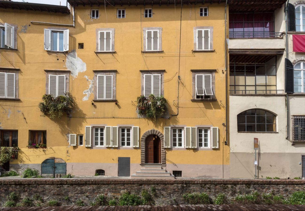 Apartment in Lucca - Modern comfort in Lucca's Picturesque Canal District