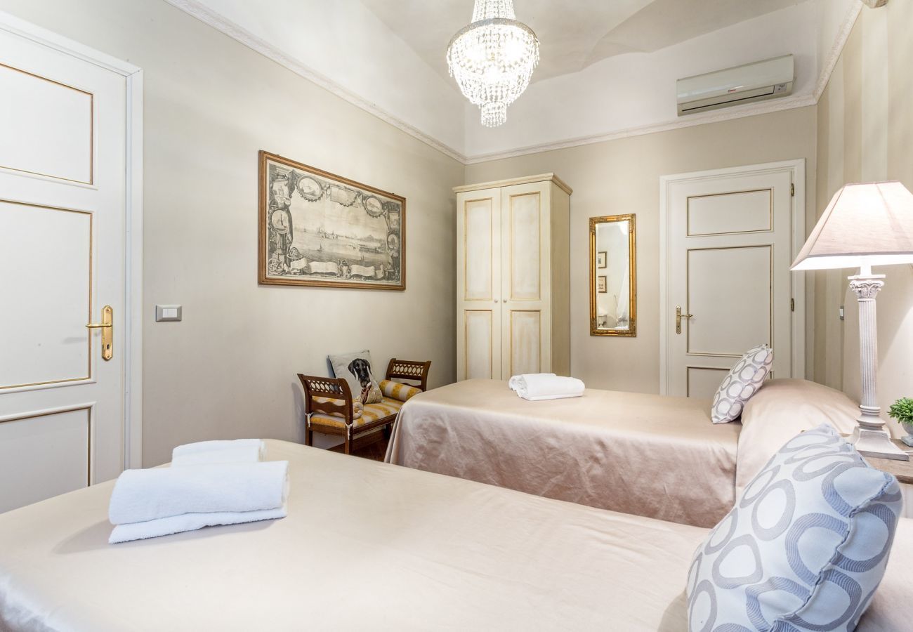 Apartment in Lucca - Opera Music in a Spacious Central Apartment Overlooking the Cathedral