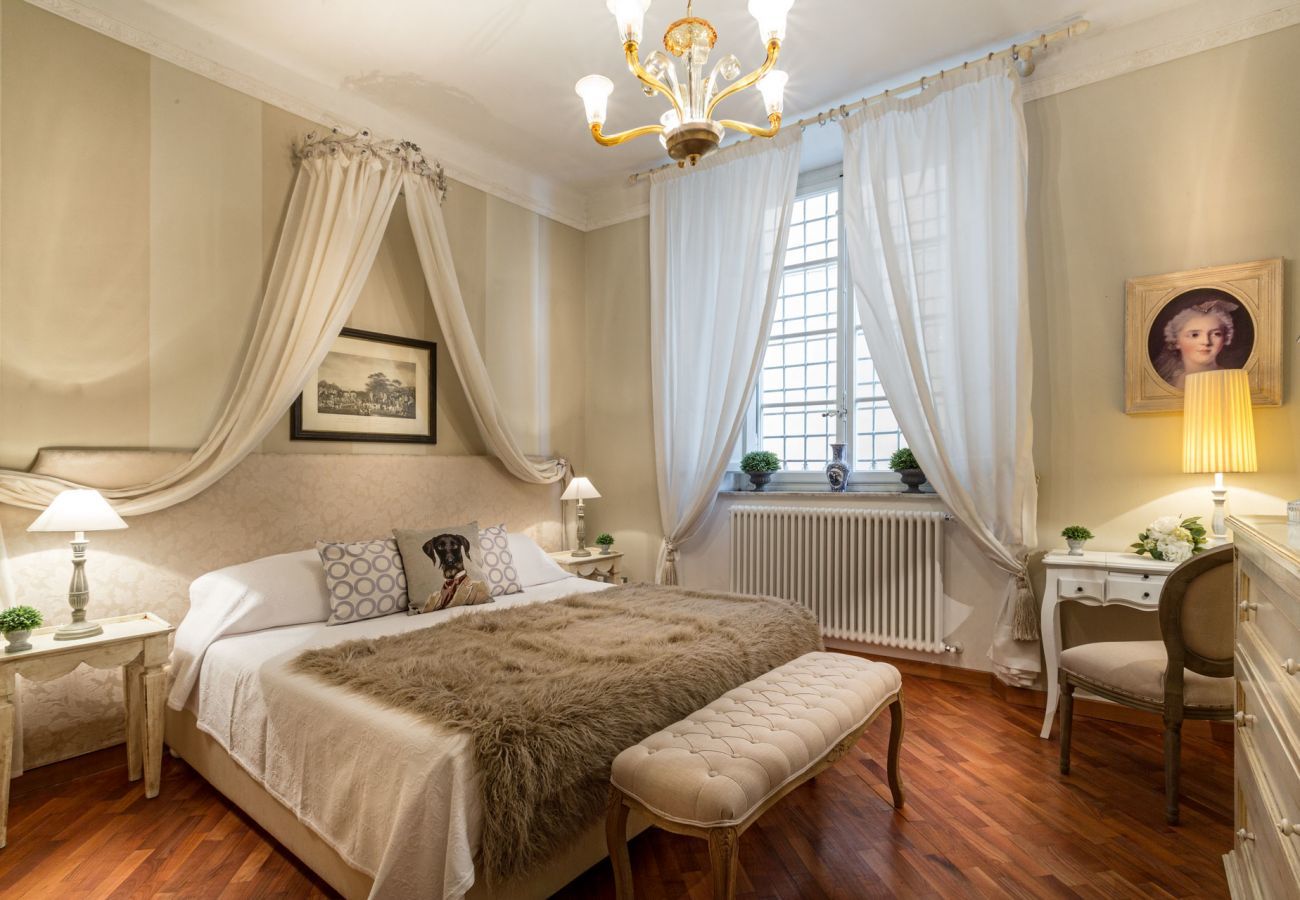 Apartment in Lucca - Opera Music in a Spacious Central Apartment Overlooking the Cathedral