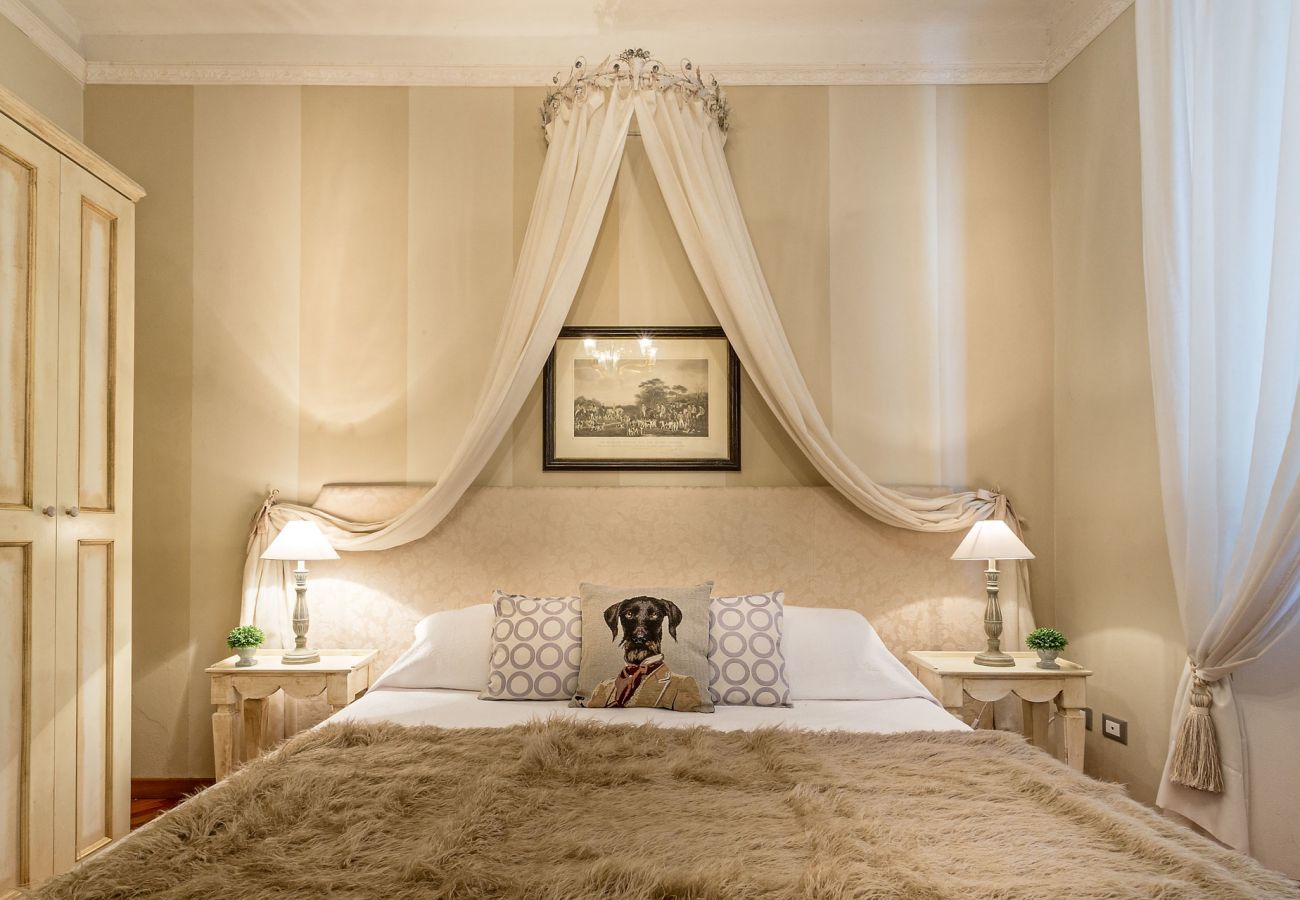 Apartment in Lucca - Opera Music in a Spacious Central Apartment Overlooking the Cathedral