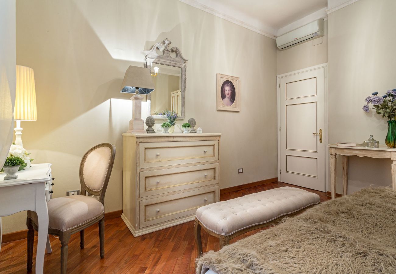 Apartment in Lucca - Opera Music in a Spacious Central Apartment Overlooking the Cathedral