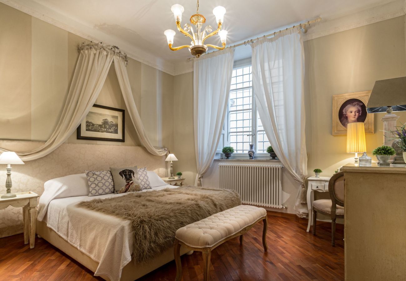 Apartment in Lucca - Opera Music in a Spacious Central Apartment Overlooking the Cathedral