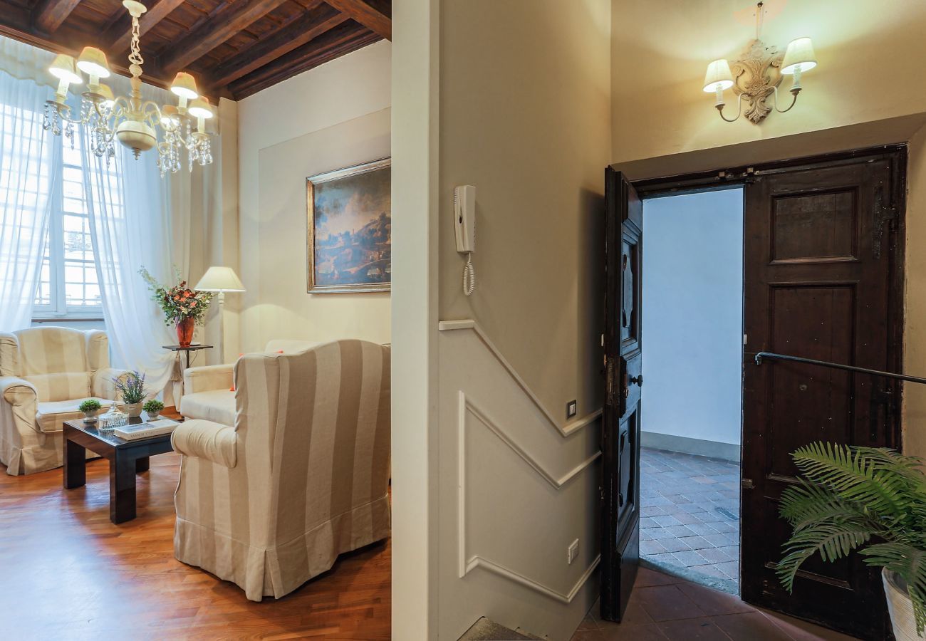 Apartment in Lucca - Opera Music in a Spacious Central Apartment Overlooking the Cathedral