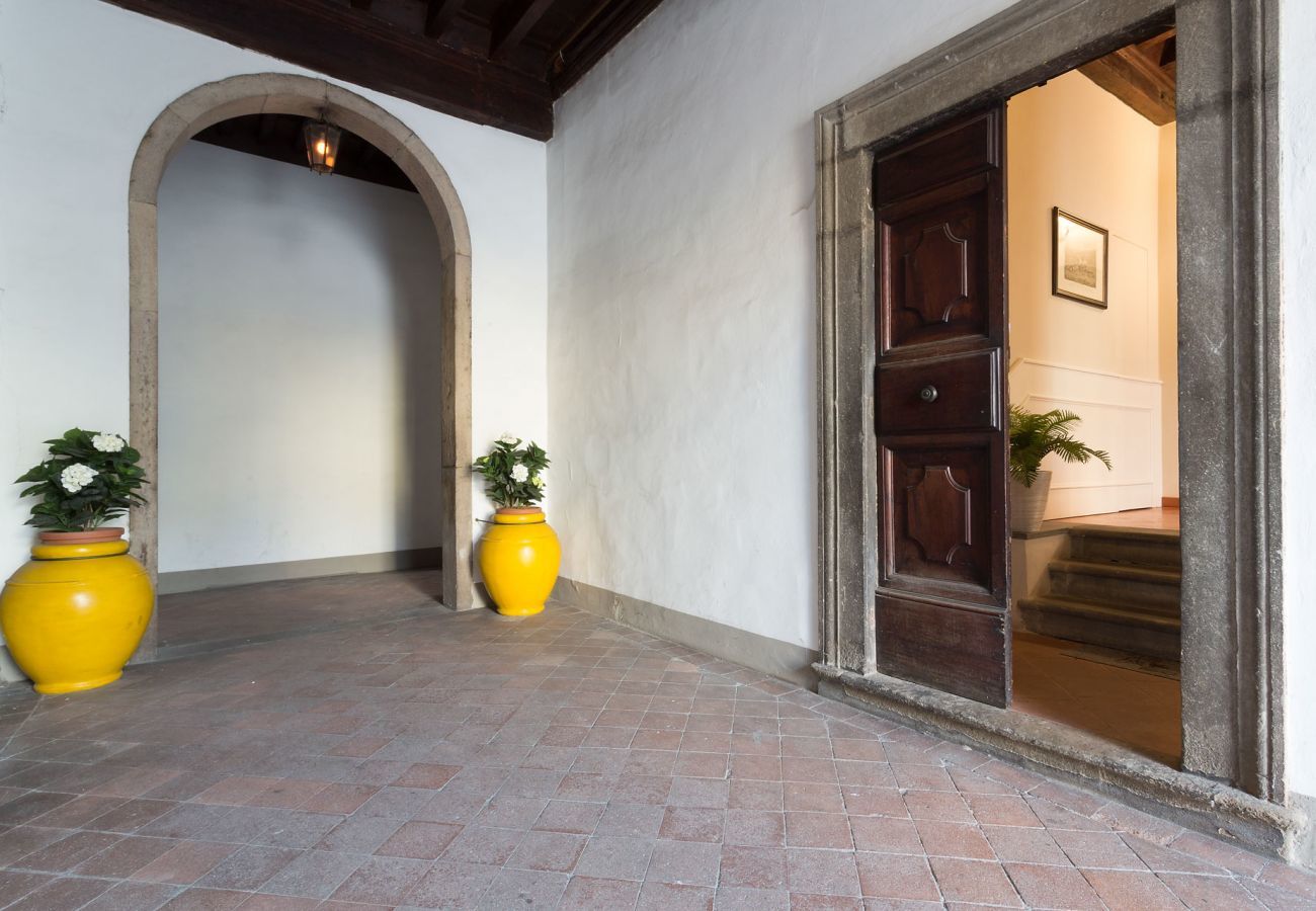 Apartment in Lucca - Opera Music in a Spacious Central Apartment Overlooking the Cathedral