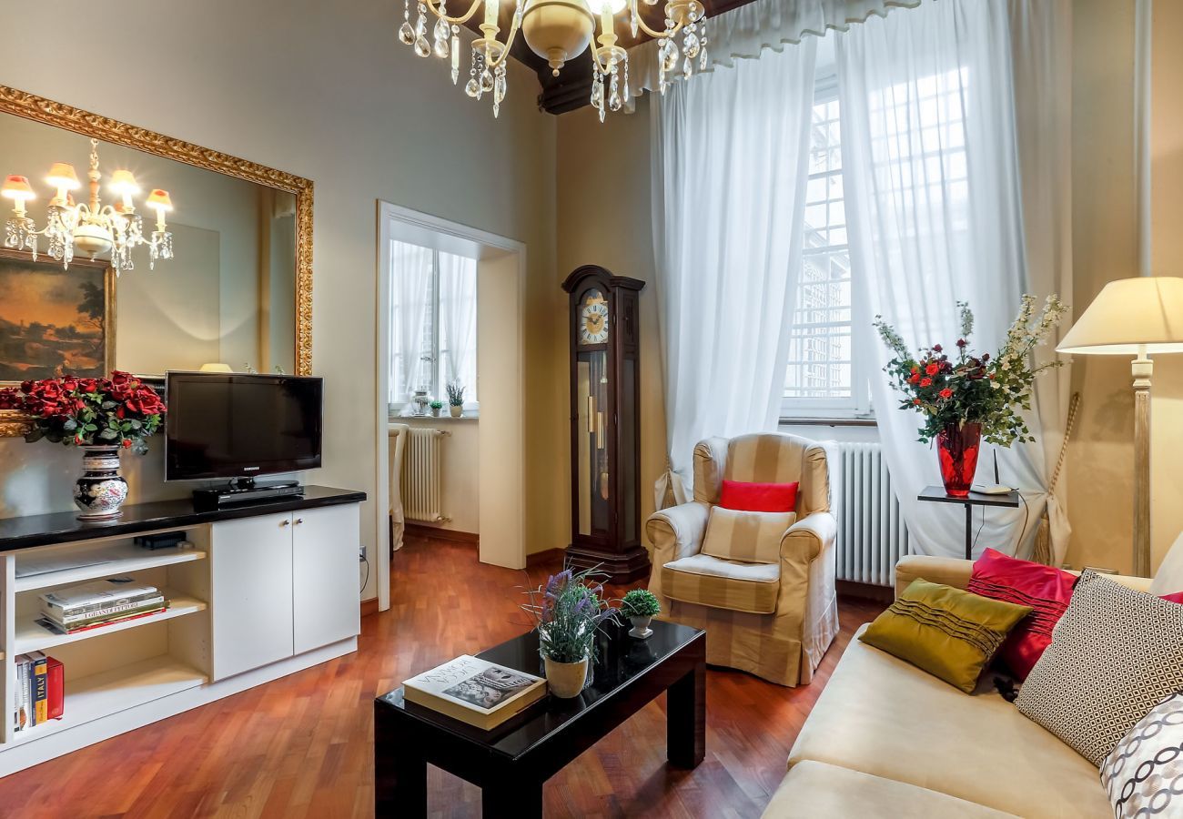 Apartment in Lucca - Opera Music in a Spacious Central Apartment Overlooking the Cathedral