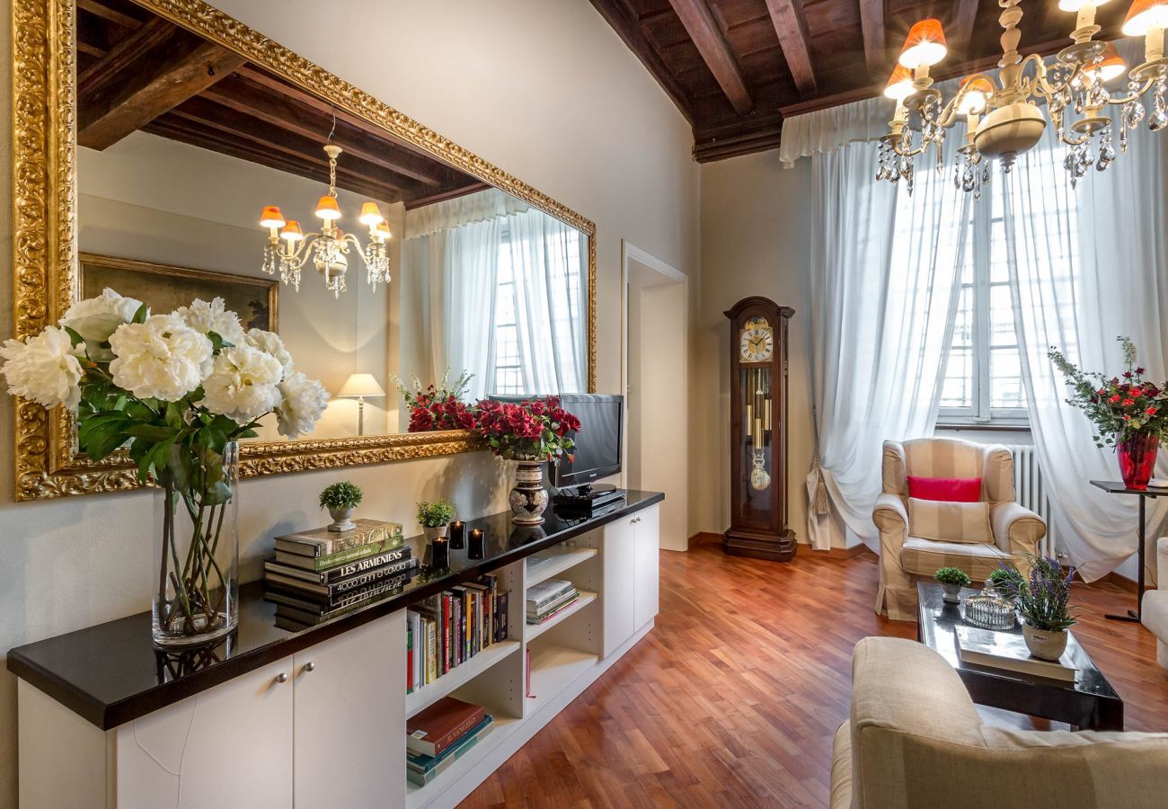 Apartment in Lucca - Opera Music in a Spacious Central Apartment Overlooking the Cathedral