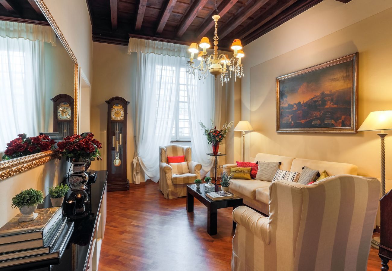 Apartment in Lucca - Opera Music in a Spacious Central Apartment Overlooking the Cathedral