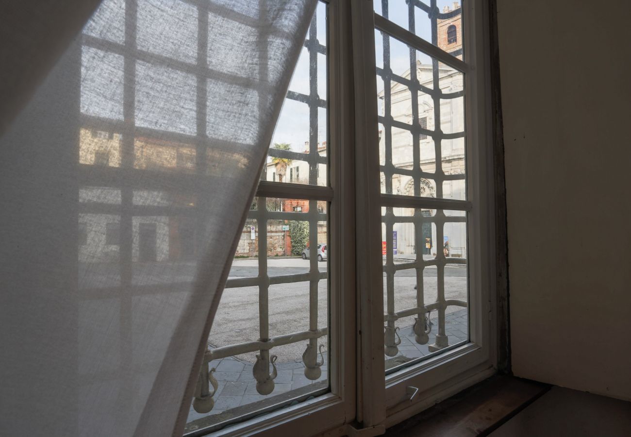 Apartment in Lucca - Opera Music in a Spacious Central Apartment Overlooking the Cathedral