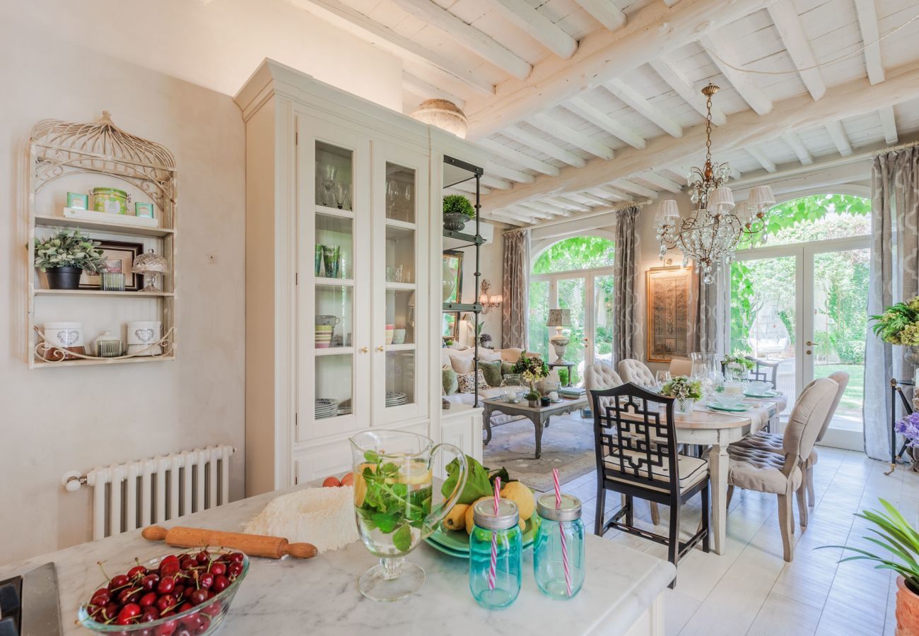 Apartment in Lucca - LA CASINA Luxury Home inside the Walls of Lucca with Garden, A/c, Wifi