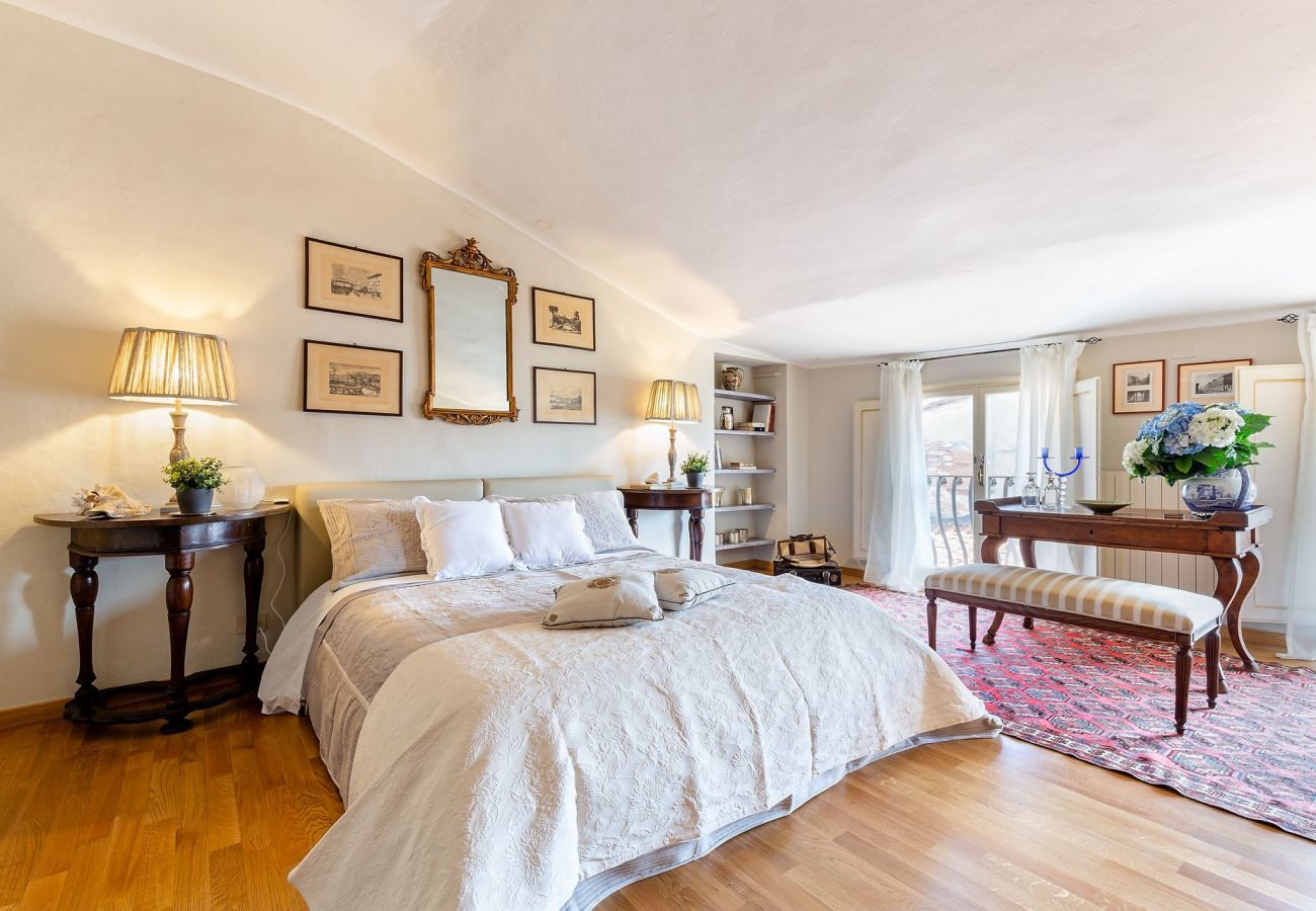 Apartment in Lucca - THE 1500S PALACE TERRACE APARTMENT IN LUCCA, Air Conditioning Wifi Views