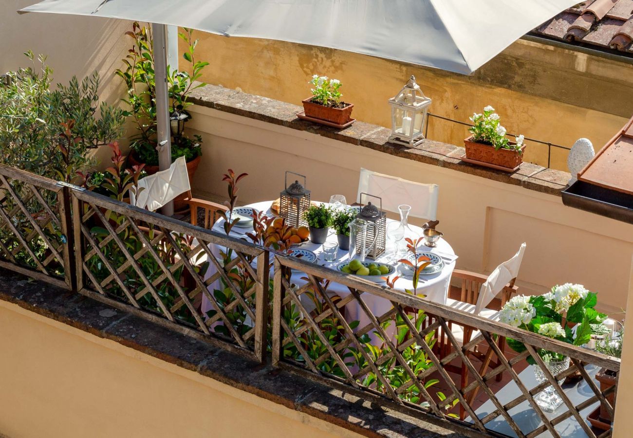 Apartment in Lucca - THE 1500S PALACE TERRACE APARTMENT IN LUCCA, Air Conditioning Wifi Views