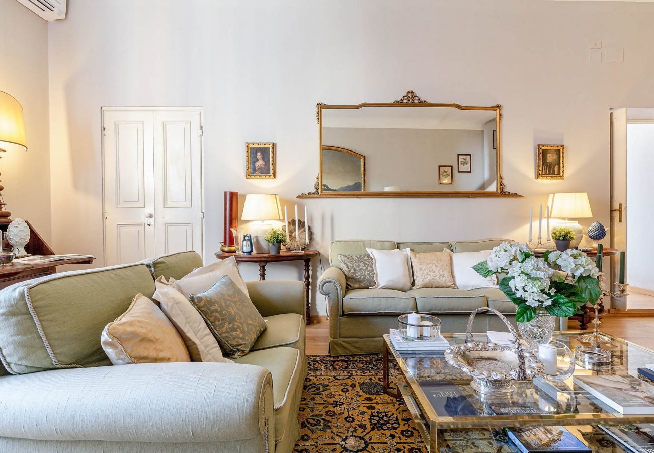 Apartment in Lucca - THE 1500S PALACE TERRACE APARTMENT IN LUCCA, Air Conditioning Wifi Views