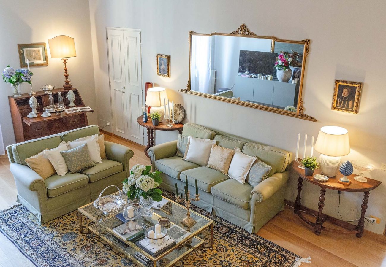 Apartment in Lucca - THE 1500S PALACE TERRACE APARTMENT IN LUCCA, Air Conditioning Wifi Views