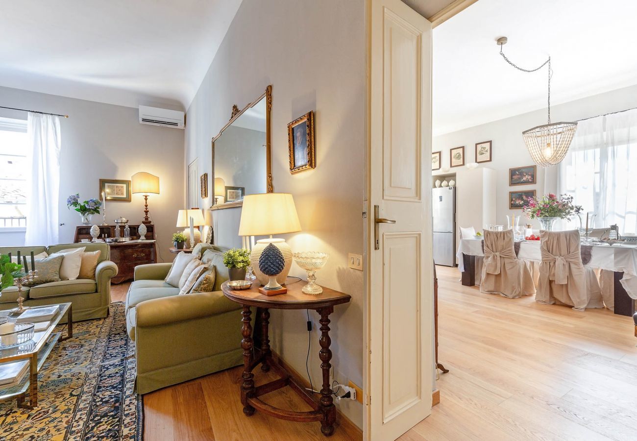 Apartment in Lucca - THE 1500S PALACE TERRACE APARTMENT IN LUCCA, Air Conditioning Wifi Views