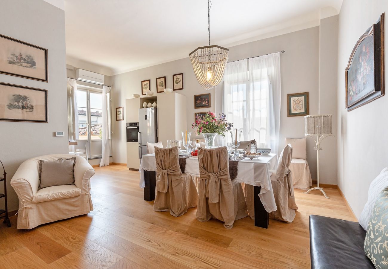 Apartment in Lucca - THE 1500S PALACE TERRACE APARTMENT IN LUCCA, Air Conditioning Wifi Views