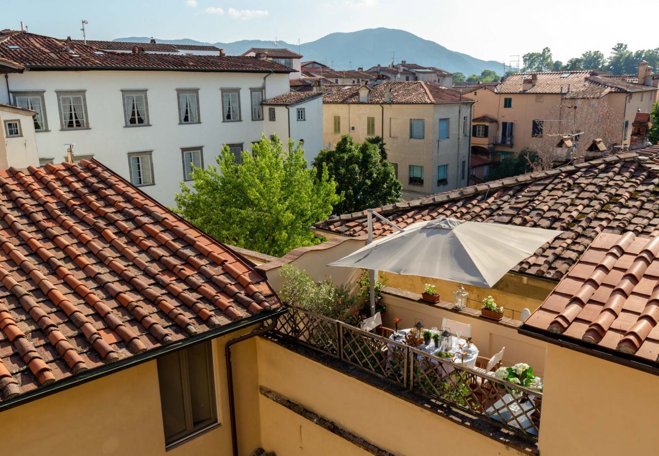 Apartment in Lucca - THE 1500S PALACE TERRACE APARTMENT IN LUCCA, Air Conditioning Wifi Views