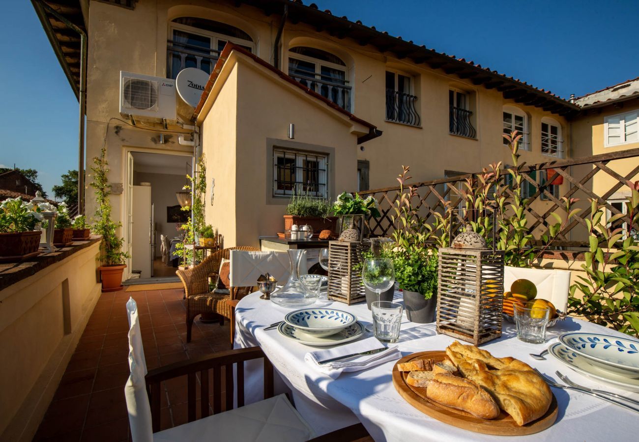 Apartment in Lucca - THE 1500S PALACE TERRACE APARTMENT IN LUCCA, Air Conditioning Wifi Views