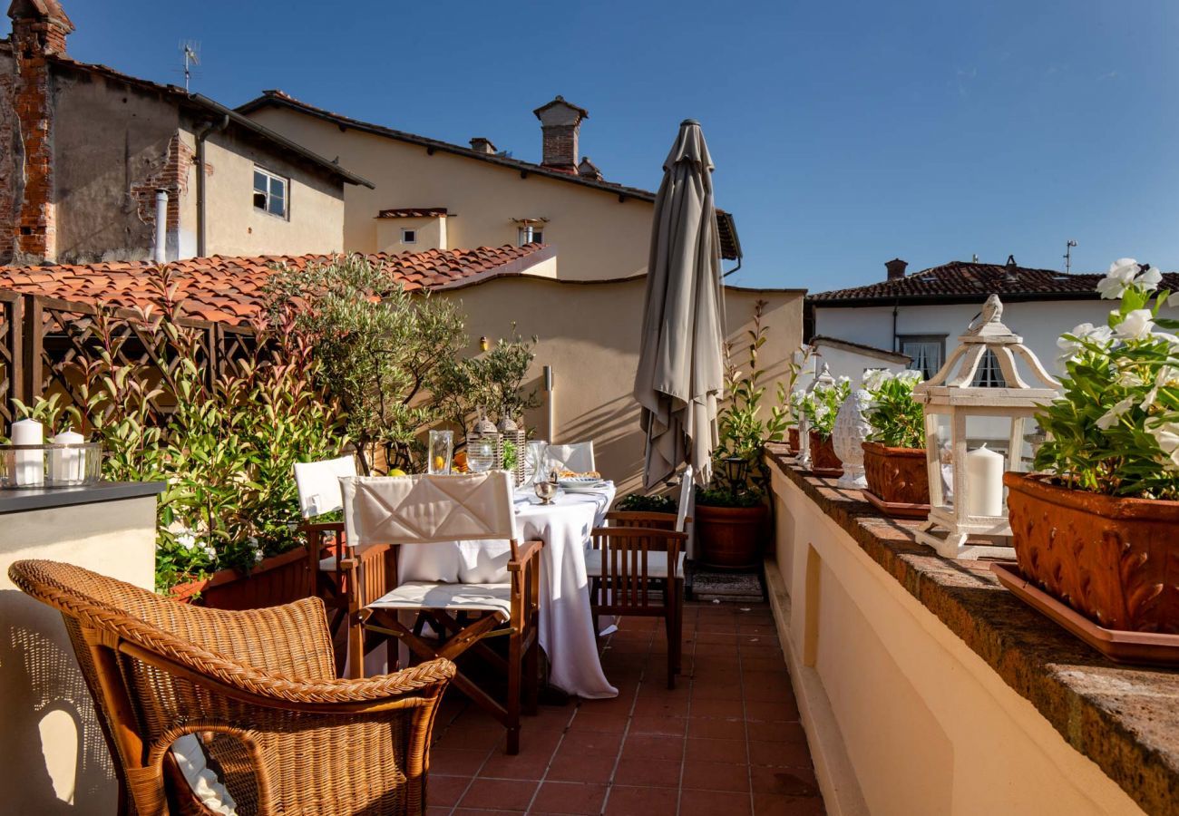 Apartment in Lucca - THE 1500S PALACE TERRACE APARTMENT IN LUCCA, Air Conditioning Wifi Views