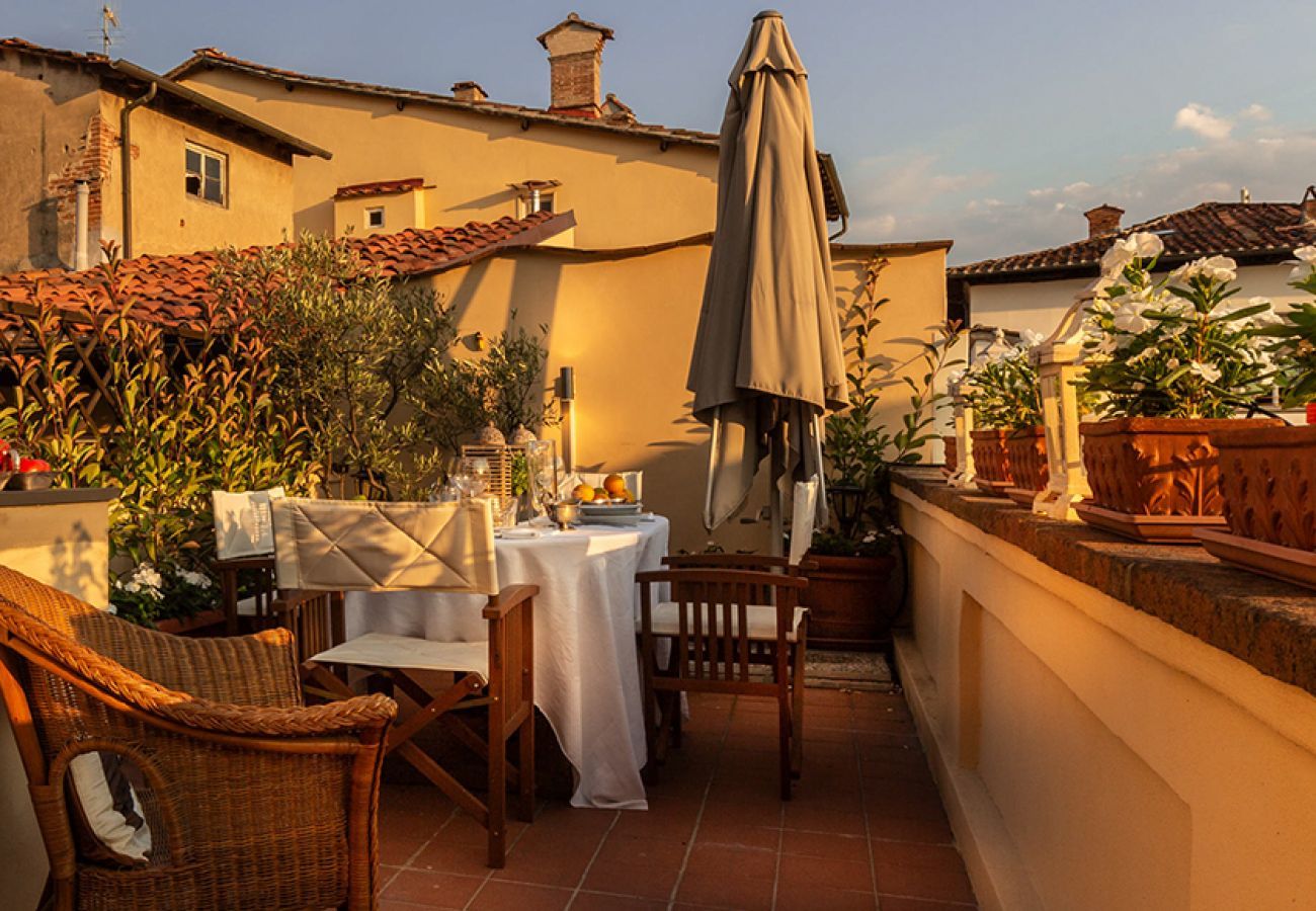 Apartment in Lucca - THE 1500S PALACE TERRACE APARTMENT IN LUCCA, Air Conditioning Wifi Views