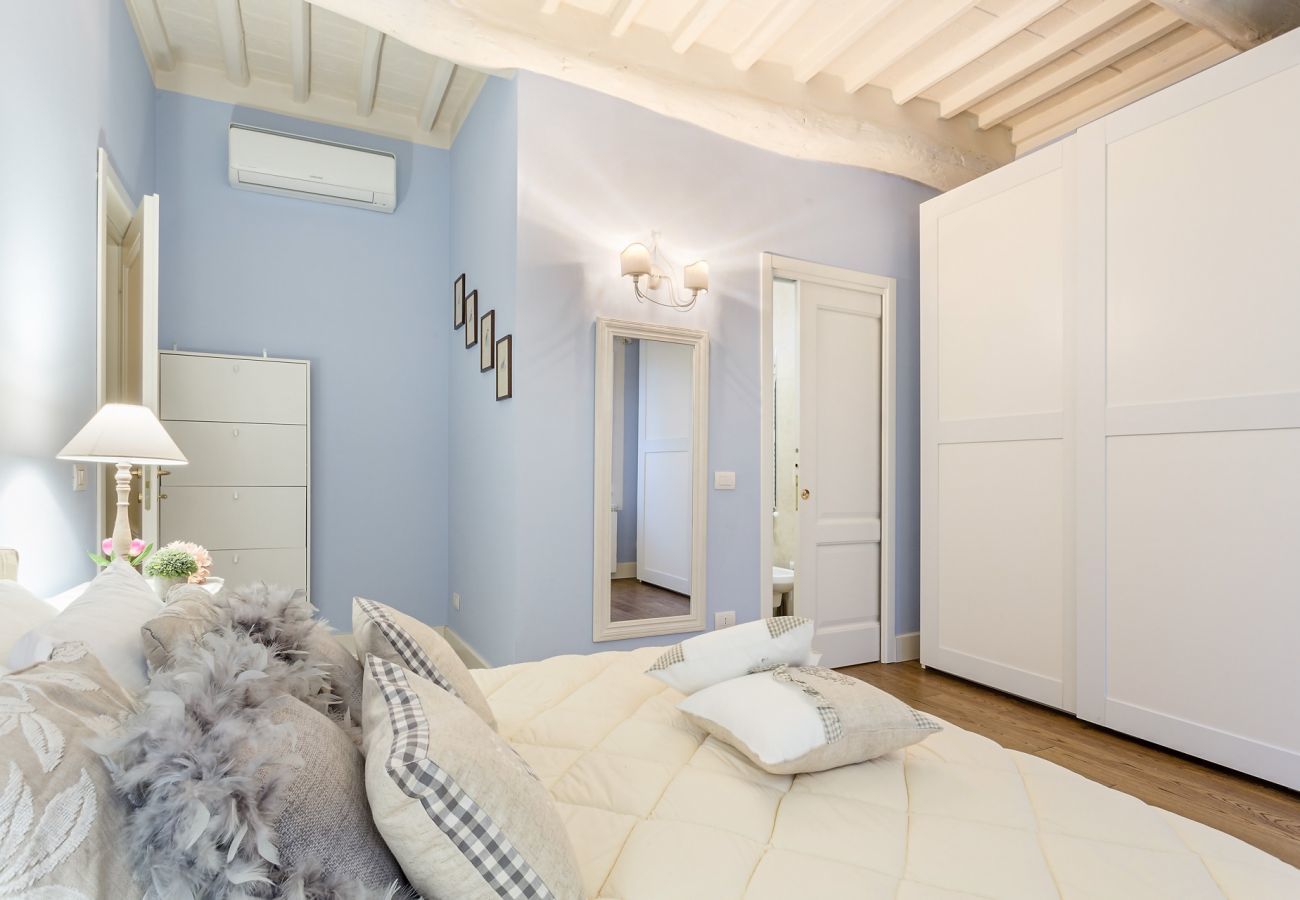 Apartment in Lucca - 2 Bedrooms 2 Bathrooms Romantic Apartment with Terrace and Parking in Lucca