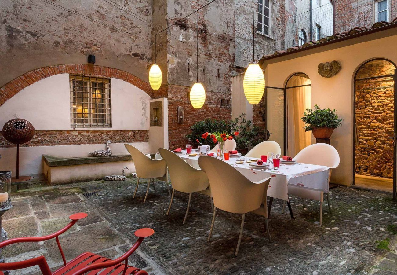 Apartment in Lucca - 3 bedrooms ground floor apartment, PRIVATE GARDEN, close to parking inside Lucca
