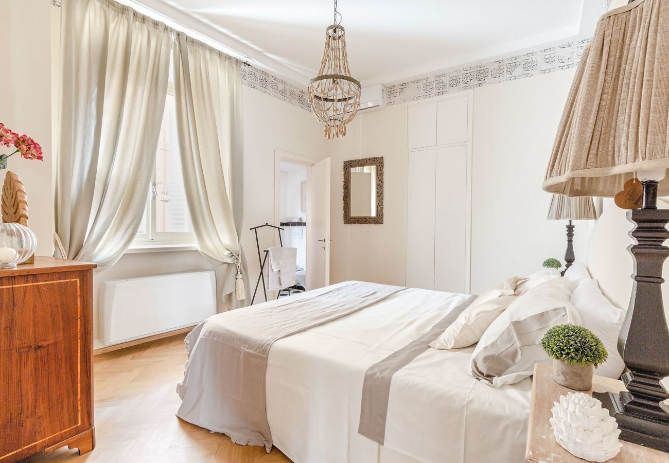 Apartment in Lucca - CASA SAN FREDIANO 3 Luxury Bedrooms and a Charming LUCCA View Inside the Walls