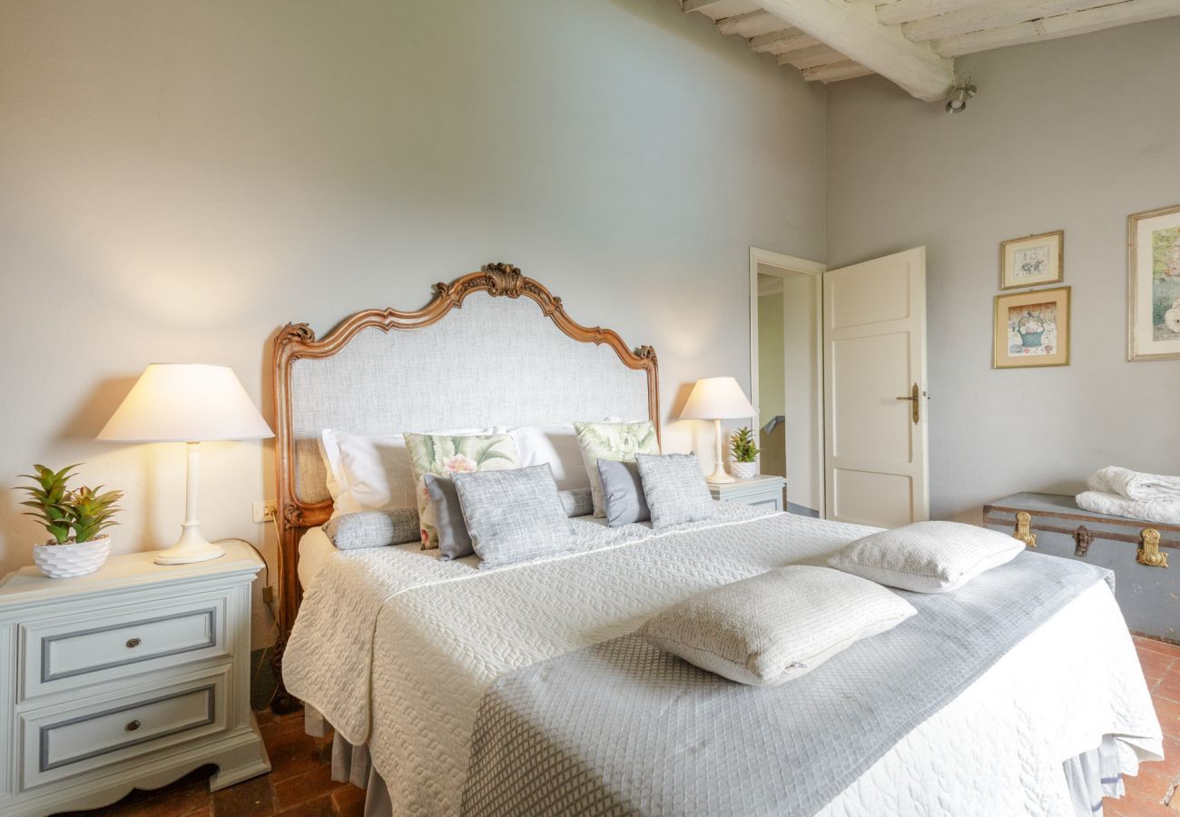 Villa in Capannori - ROMANTIC FARMHOUSE VILLA WITH PRIVATE INFINITY POOL AND GREAT VIEWS IN LUCCA