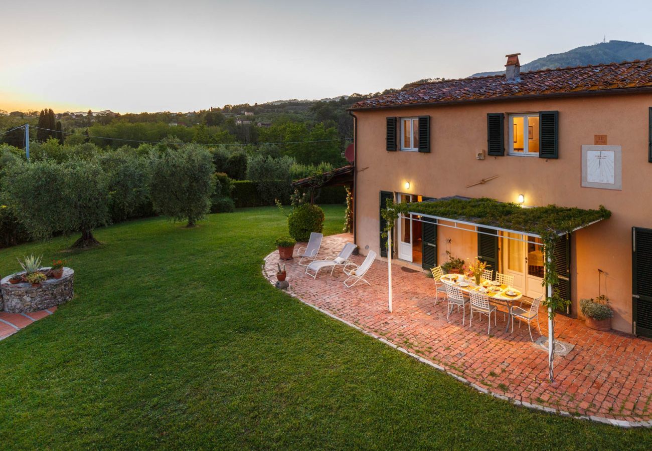 Villa in Capannori - ROMANTIC FARMHOUSE VILLA WITH PRIVATE INFINITY POOL AND GREAT VIEWS IN LUCCA