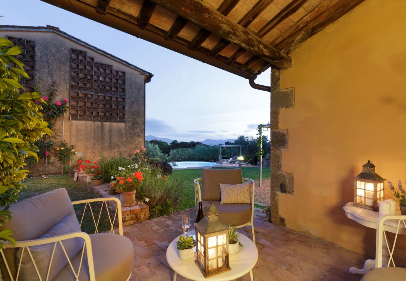 Villa in Capannori - ROMANTIC FARMHOUSE VILLA WITH PRIVATE INFINITY POOL AND GREAT VIEWS IN LUCCA