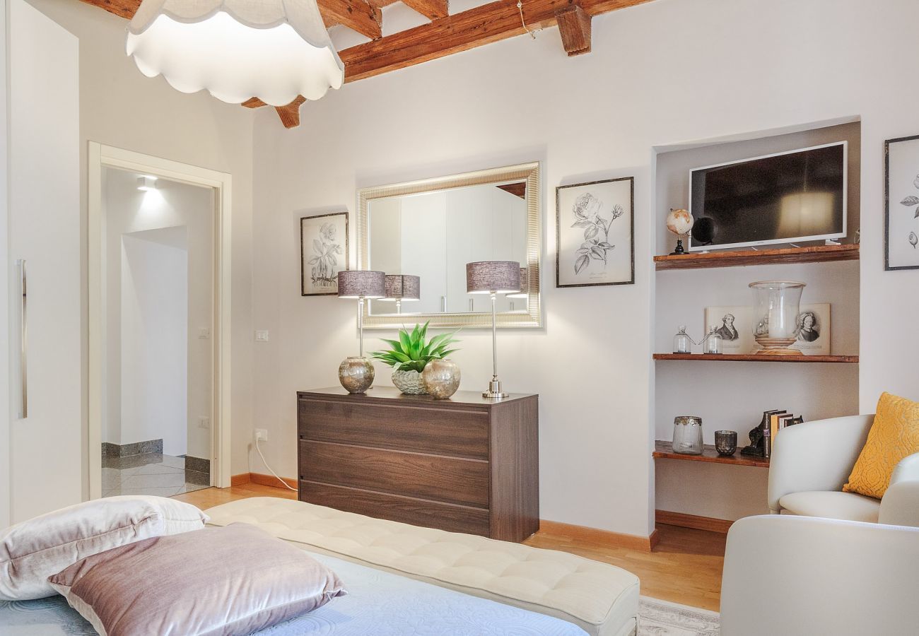 Apartment in Lucca - ARIAS APARTMENT in the iconic Piazza San Michele