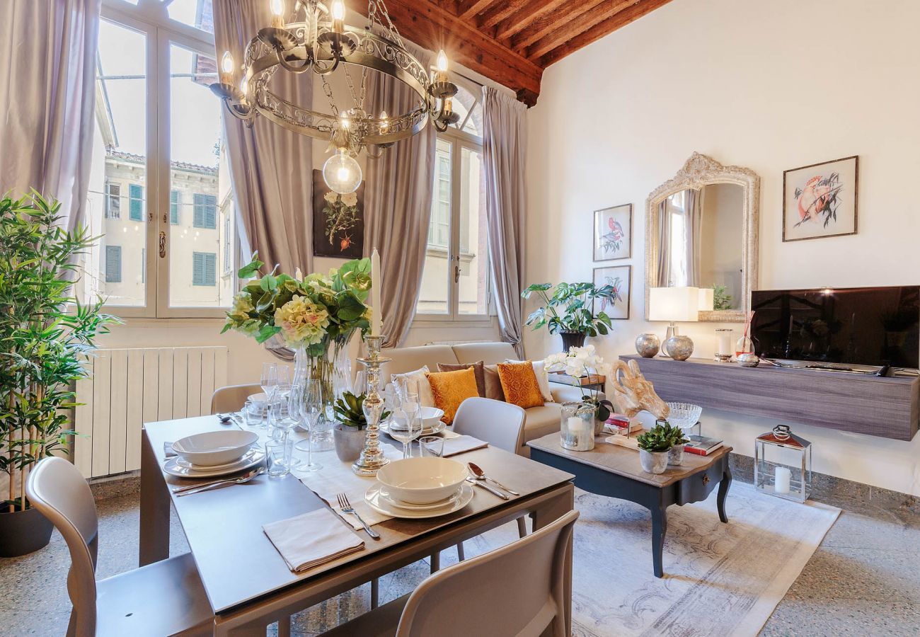 Apartment in Lucca - ARIAS APARTMENT in the iconic Piazza San Michele