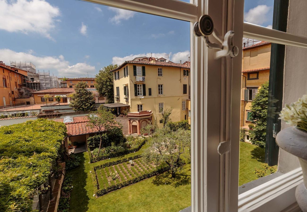 Apartment in Lucca - PUCCINI PENTHOUSE with Terrace inside Lucca