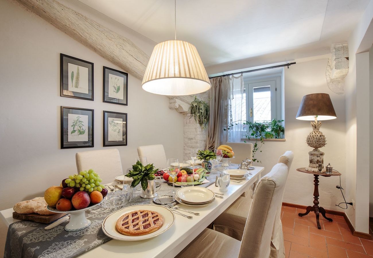 Apartment in Lucca - Spacious Home with Elevator along Via Guinigi inside the Lucca Walls