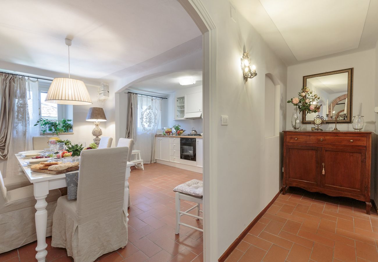 Apartment in Lucca - Spacious Home with Elevator along Via Guinigi inside the Lucca Walls